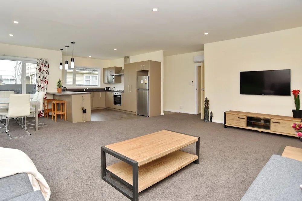 Room to spread out - fenced lawn, pets welcome - Weston Villa
