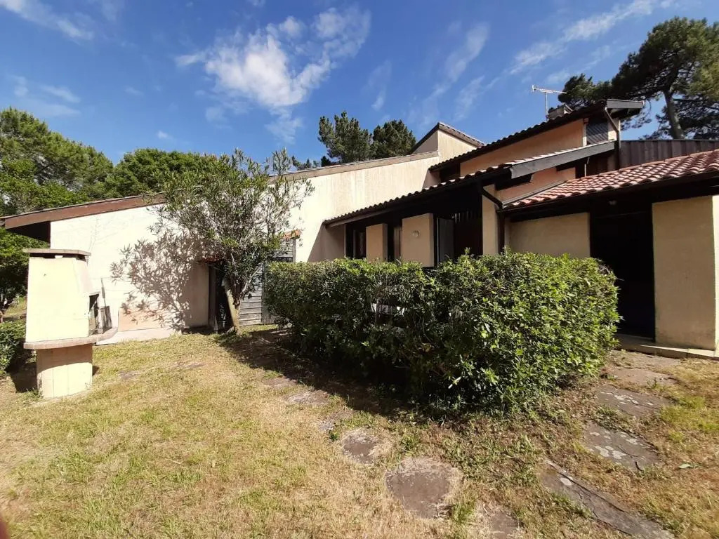 Maison moderne entre forêt et océan, avec jardin et terrasse. - FR-1-239-425