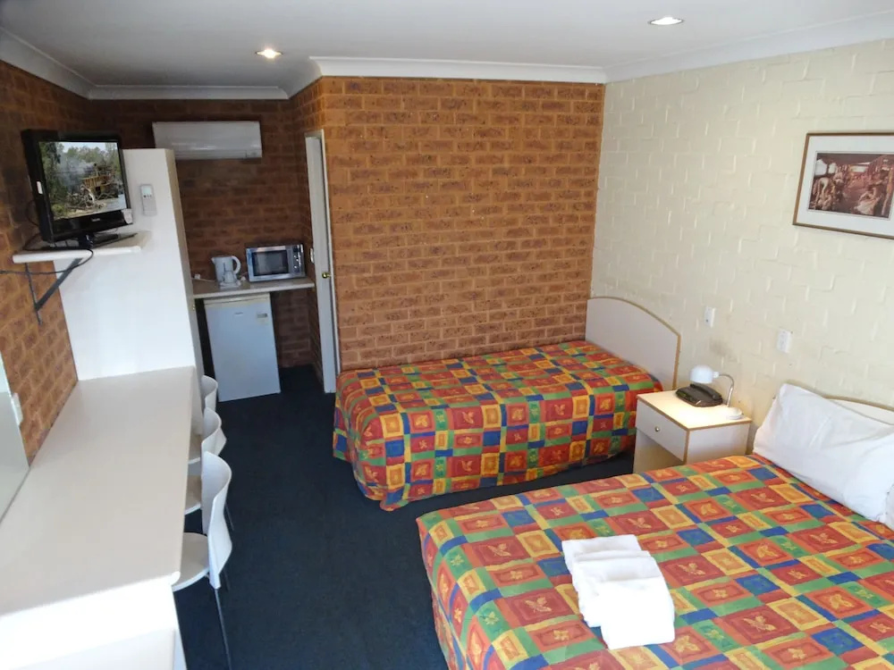 Colonial Motor Inn