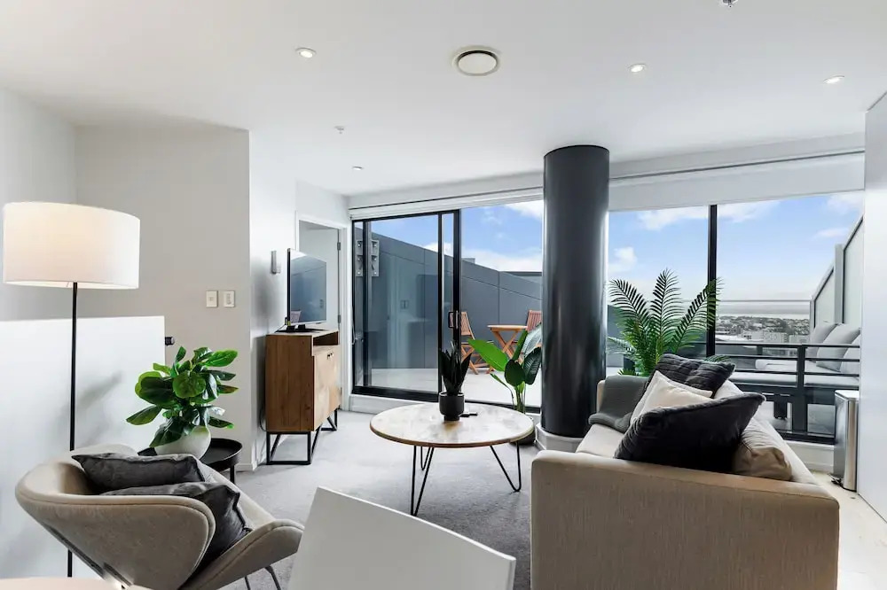Pool, Gym & Modern 2BR Sky Tower View Zodiak Stays