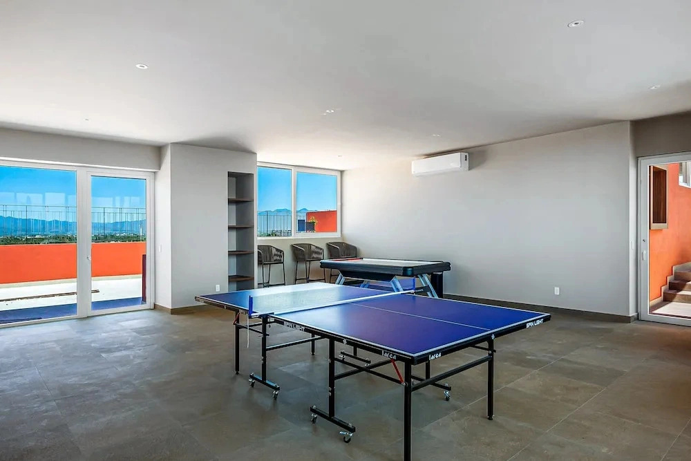 Peaceful Modern Condo With Rooftop Pool, Washer-dryer and Fitness Room