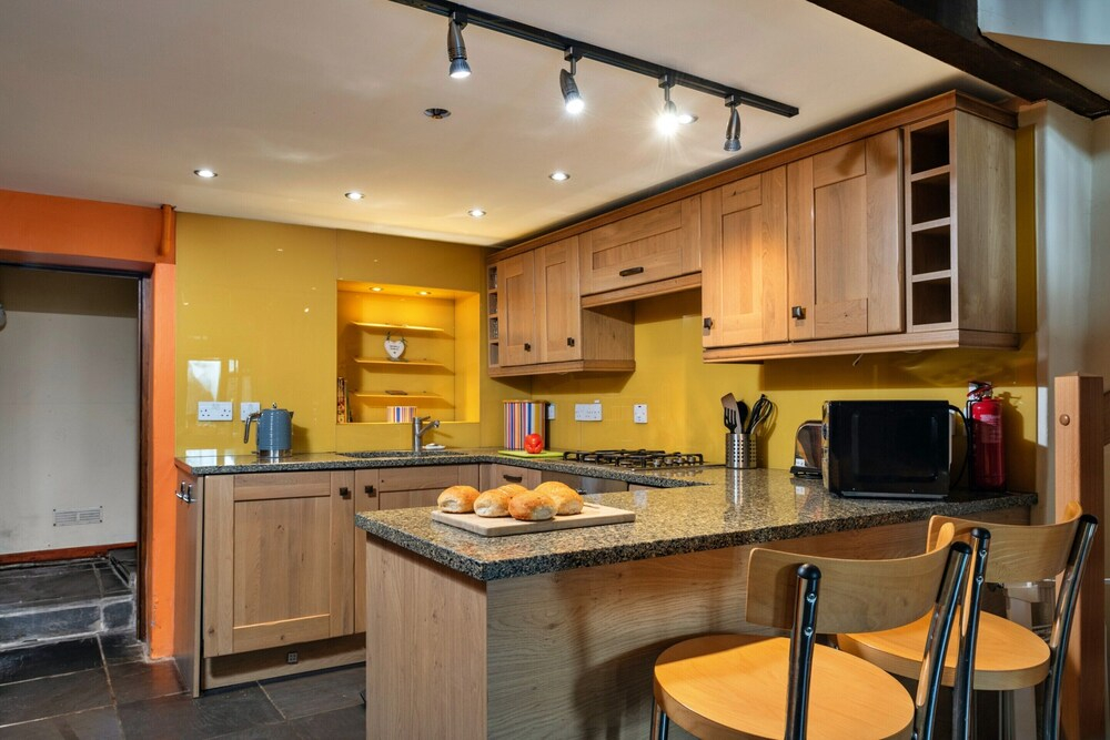 2 Bedroom Cottage in Llan Ffestiniog, No Deposit