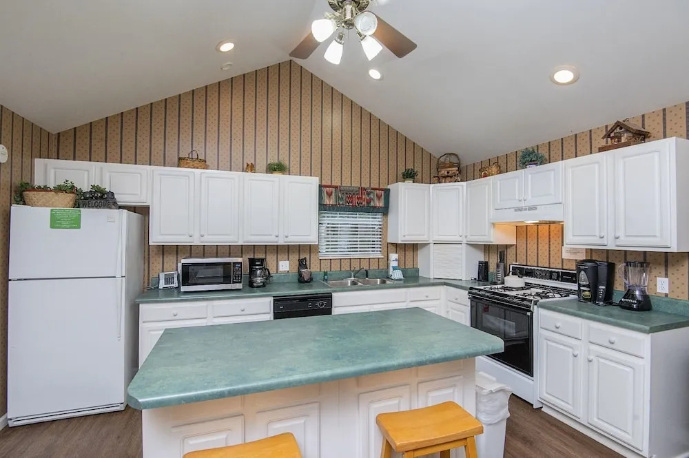 Our Tennessee Mountain Home - Great Location! Close To All The Action! 2 Bedroom Cabin by RedAwning