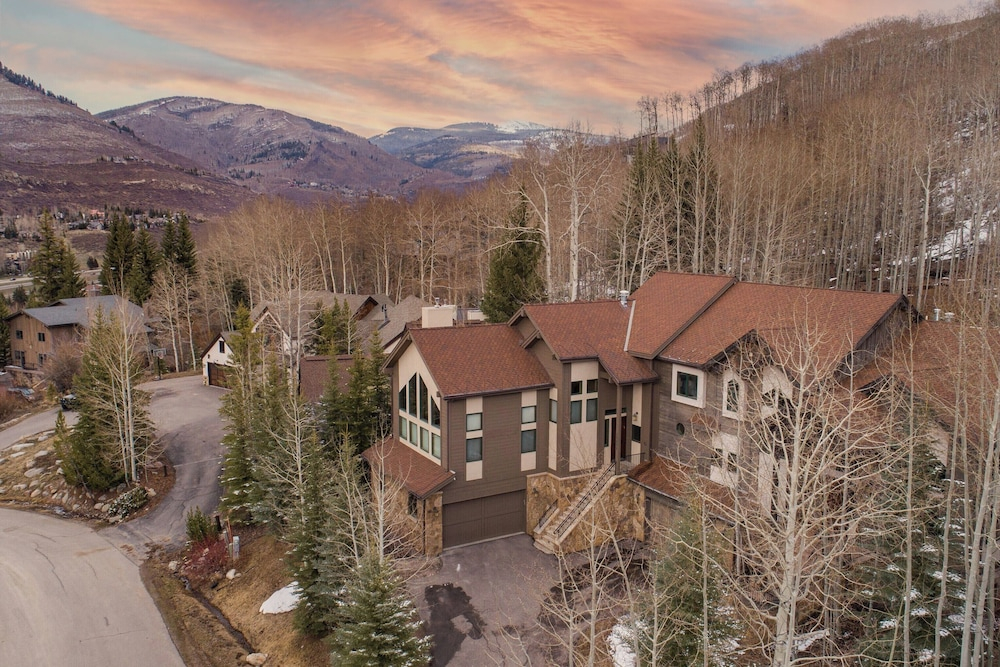 Highline by Avantstay Breathtaking Mountain Home w/ Hot Tub & Views