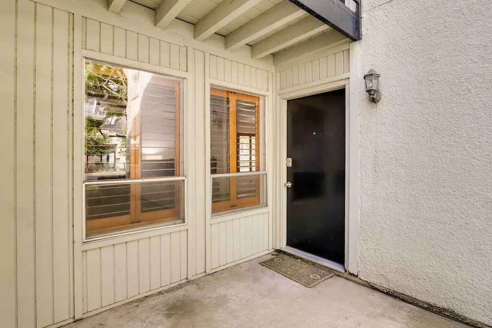 Stylish Condo w/ Pool in Knox Henderson!