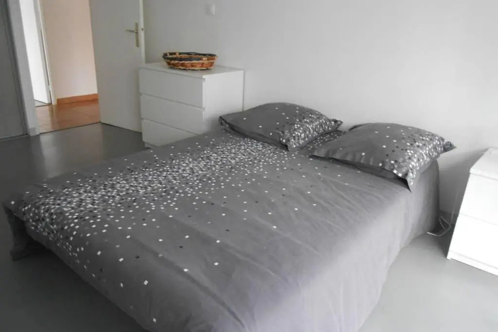 Particulier loue T3 en rez de jardin à 30 mètres de la plage avec un double box