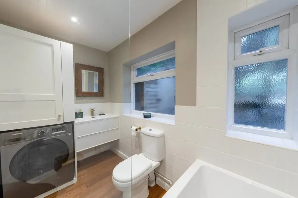 Charming 1 Bedroom Apartment in Shepherds Bush With Patio Area