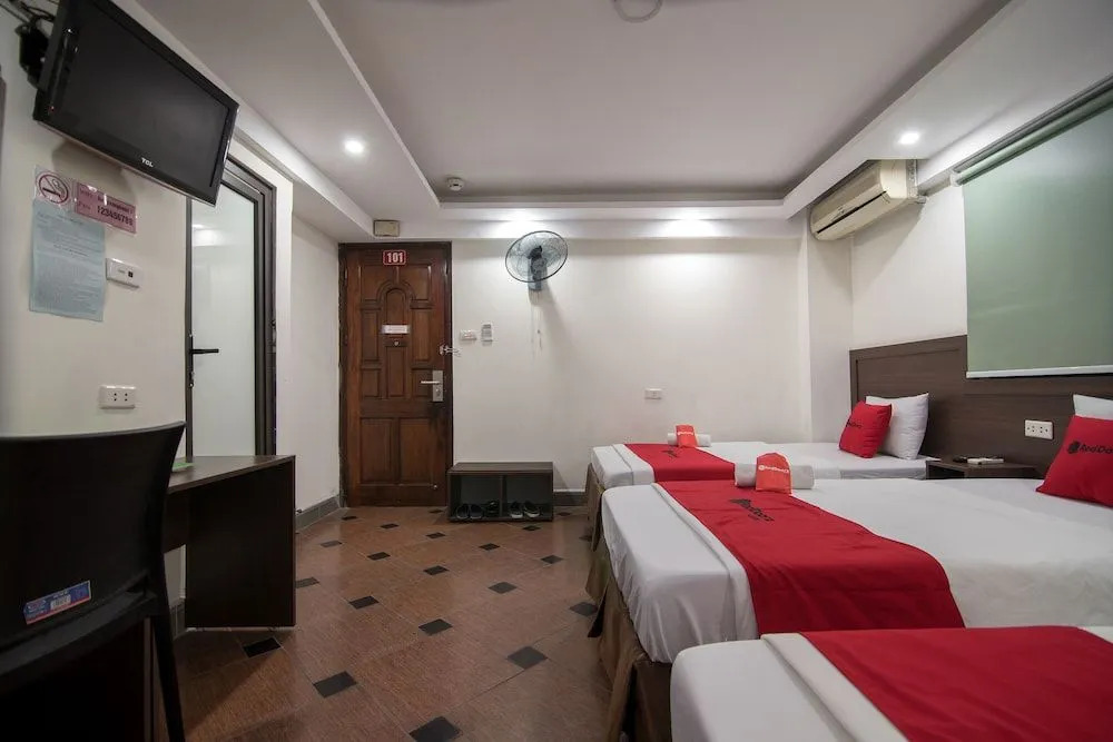 RedDoorz near Le Van Luong Street