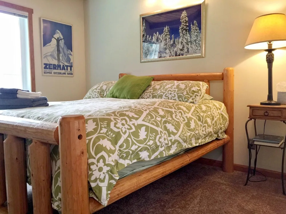 Mt Baker Rim Cabin 99 - Charming Cabin With a hot Tub, Wi-fi, Pet Friendly