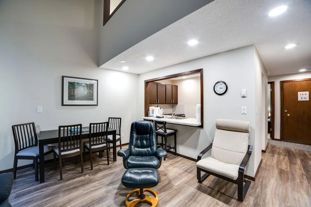 68SW - Fireplace - Washer/Dryer - Dishwasher- Sleeps 4