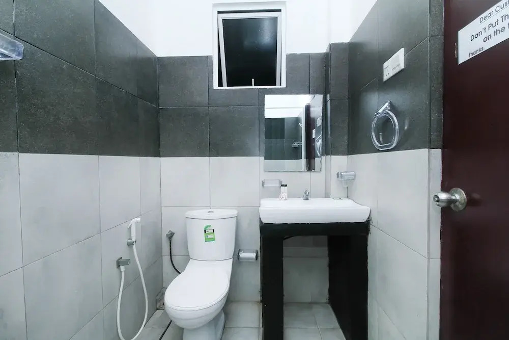 OYO 365 Kingsgate Transit Hotel