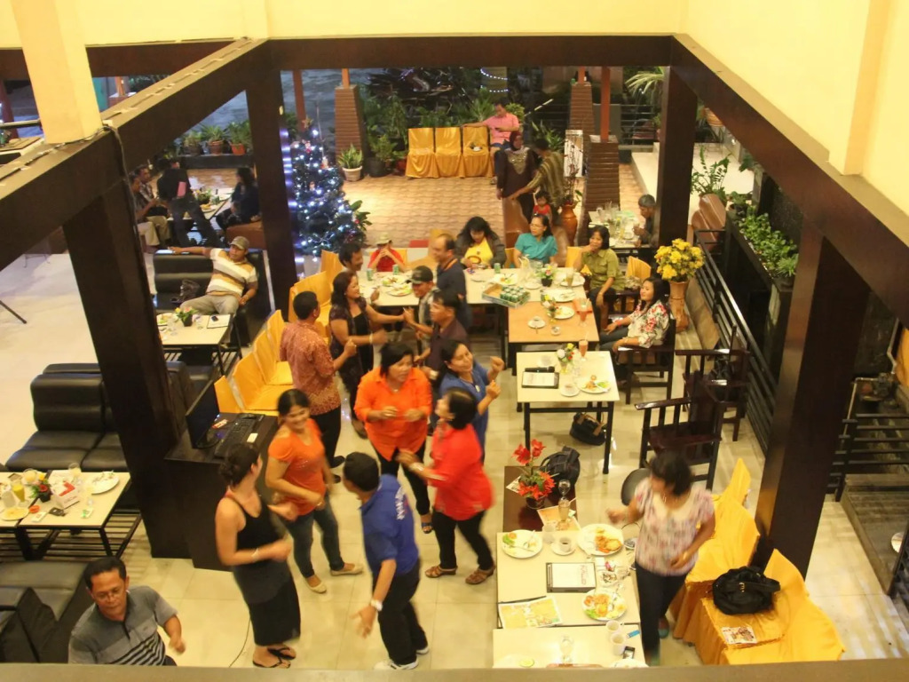 Hotel Sing A Song