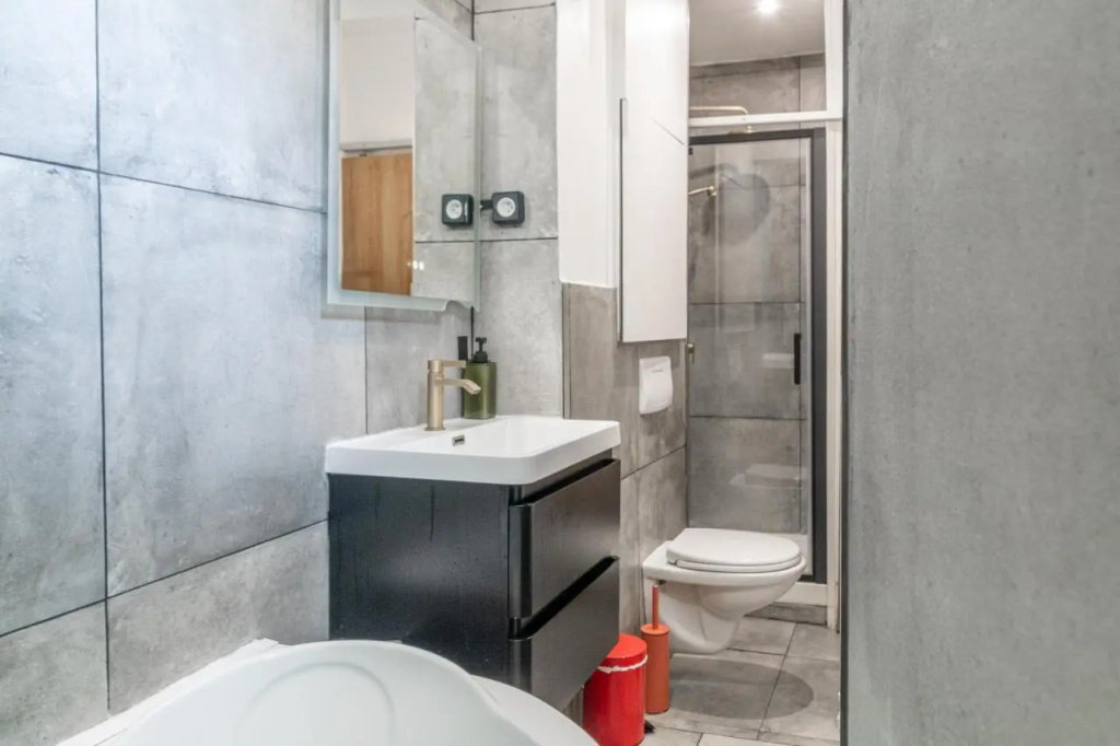 Lavie Maison Eiffel AC Hot Tub