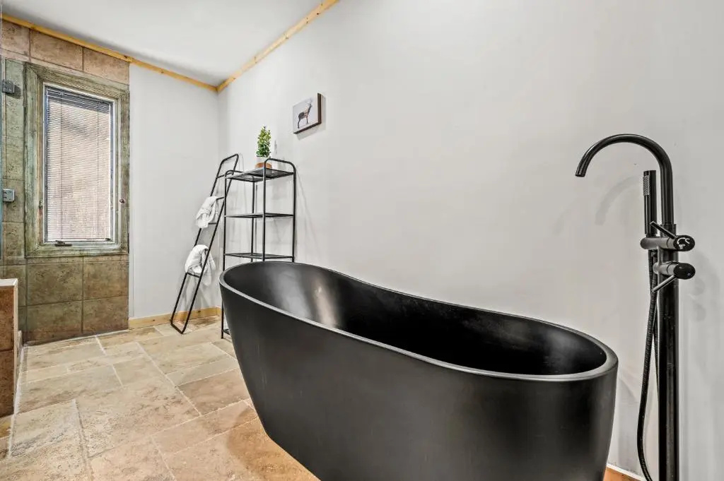 Smoky Bear BnB! Theater, Game Room, Hot Tub, Bar, 5Br 5Ba