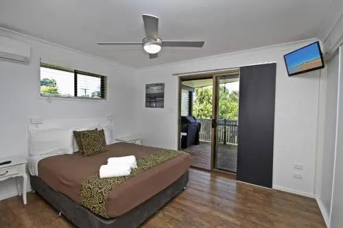 Red Door Beach House - Marcoola Beach - PET FRIENDLY, FOXTEL, WIFI, 500 BOND, Linen Supplied
