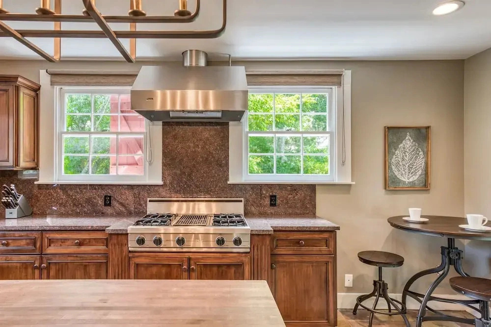 Colonial Quarter Hideaway With Modern Comforts & Balcony - Near the Beach