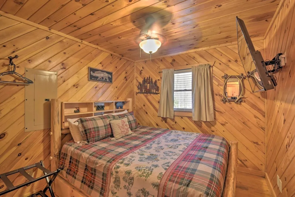 Helen Cabin w/ Deck & Hot Tub < 1/2 Mi to Main St