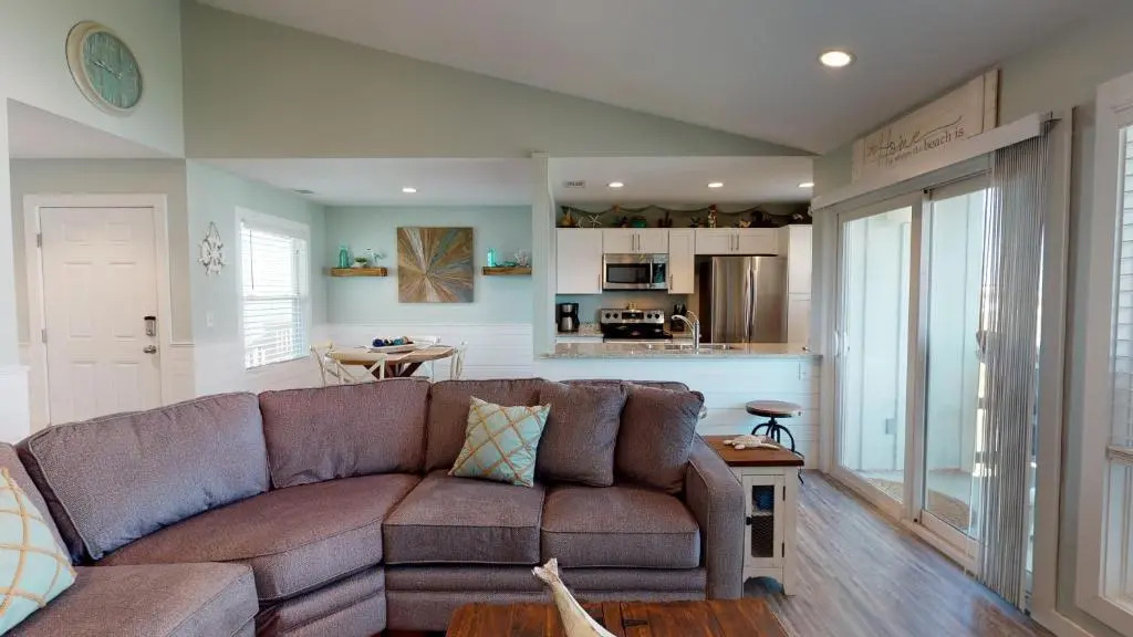 AH-C208 Newly Remodeled, 2nd Floor Condo with Nautical Theme, Great location in town