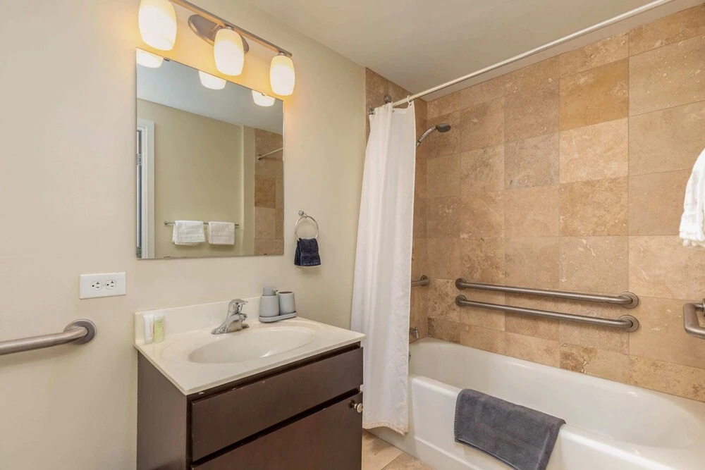 Spacious DT 2BR With Free Parking by Zencity