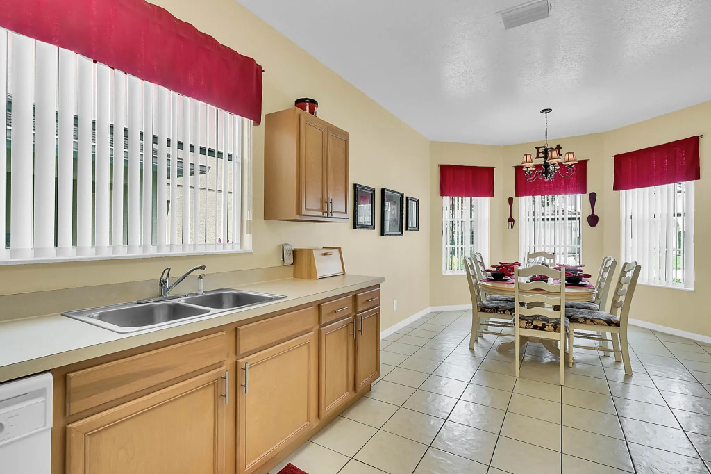 CP453TC - 4 beds pool home with game room, Davenport, US