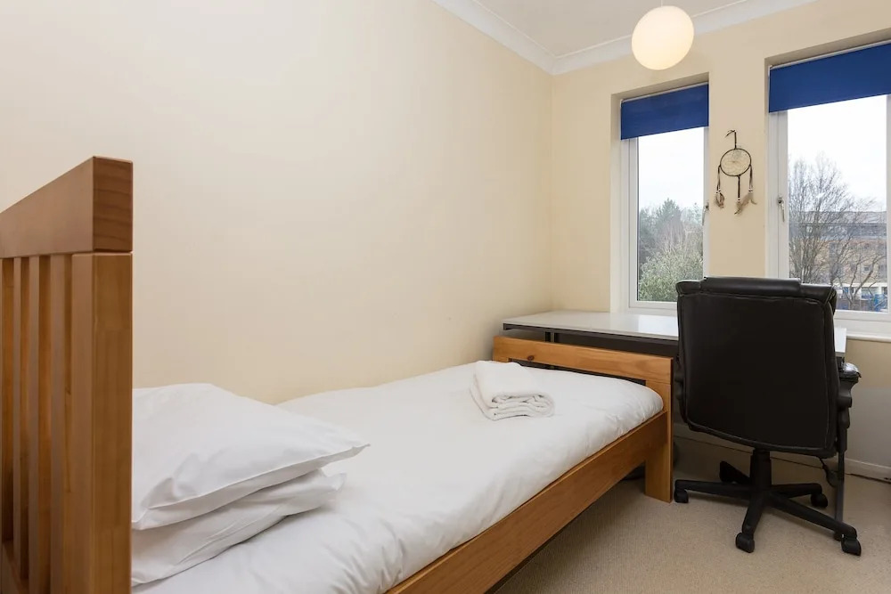 2 Bedroom House Near Wapping Station