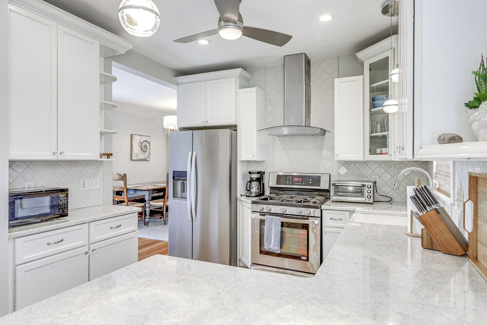 Steps to Short Beach: Ocean-view Apt w/ Deck!