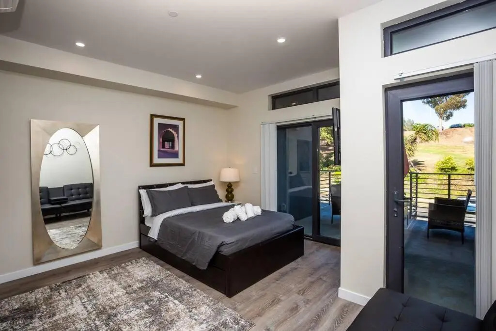 3 Floor TownHouse Next to Downtown Max 12 sleepers