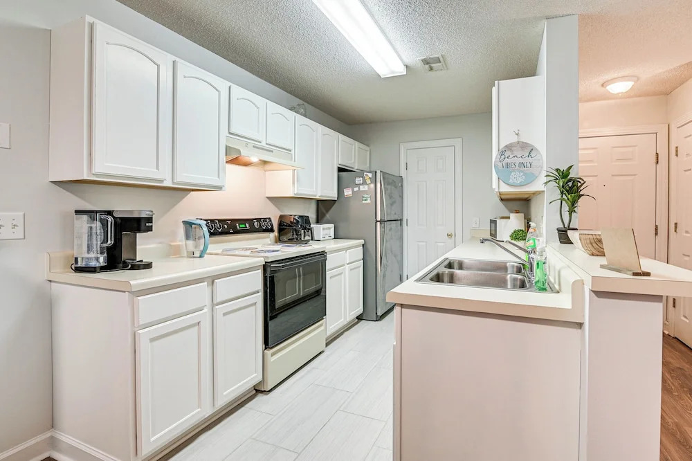 Murrells Inlet Condo w/ Pool Access, Near Beach!