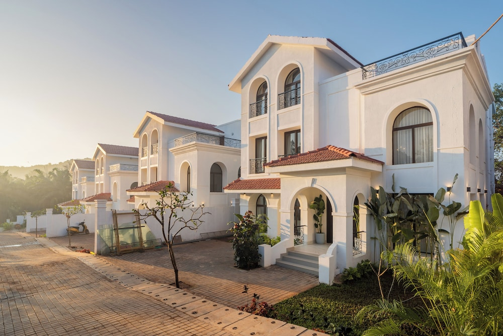 ELIVAAS Villa Paraiso 4 BHK with Pool & Bar