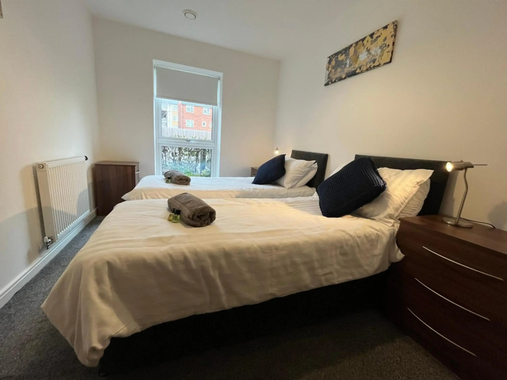 2 Double beds OR 4 Singles, 2 Bathrooms, FREE PARKING, Smart TV's, Close to Gunwharf Keys, Beach & Historic Dockyard