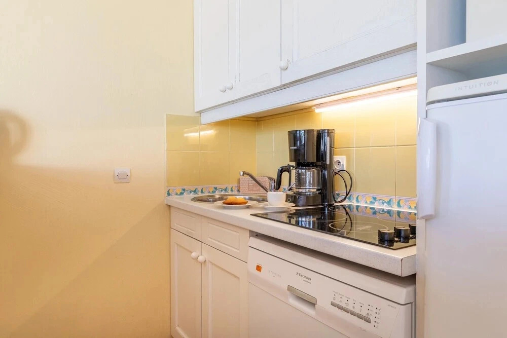Riverfront Family Stay With Balcony