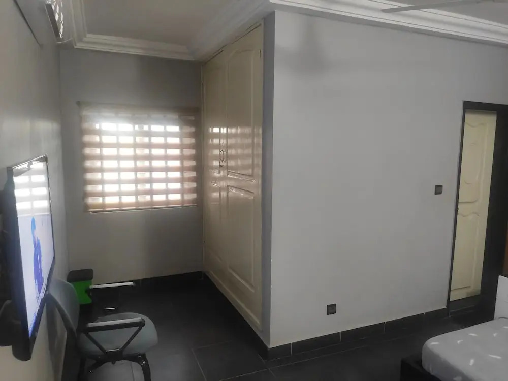 Royal Blue Guest House & Bar