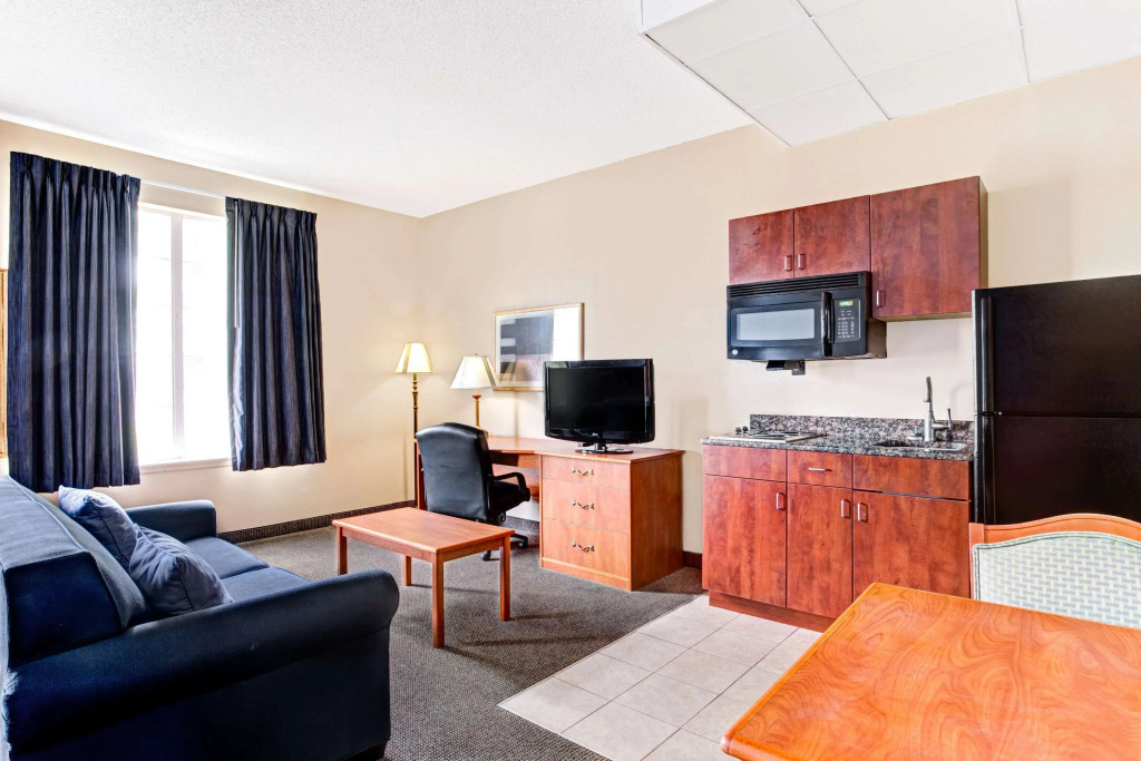 Super 8 by Wyndham Smithfield-Selma