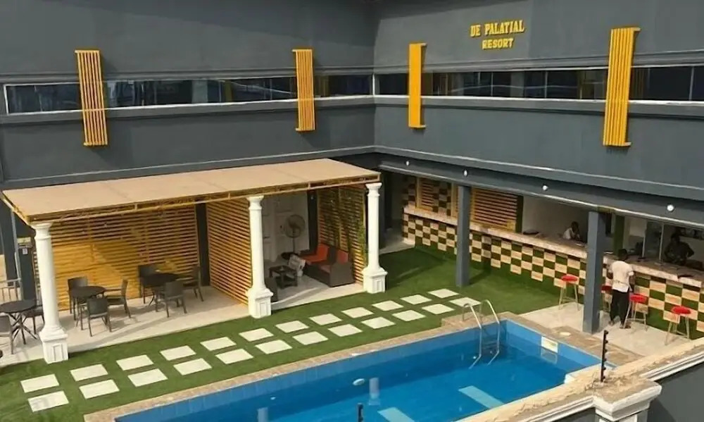 De Palatial Hotel and Apartments