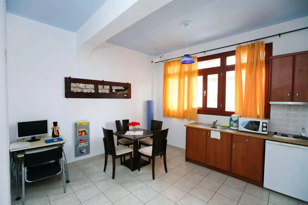 Birds Villa Apartments with Heated Pool - Including Car and Breakfast