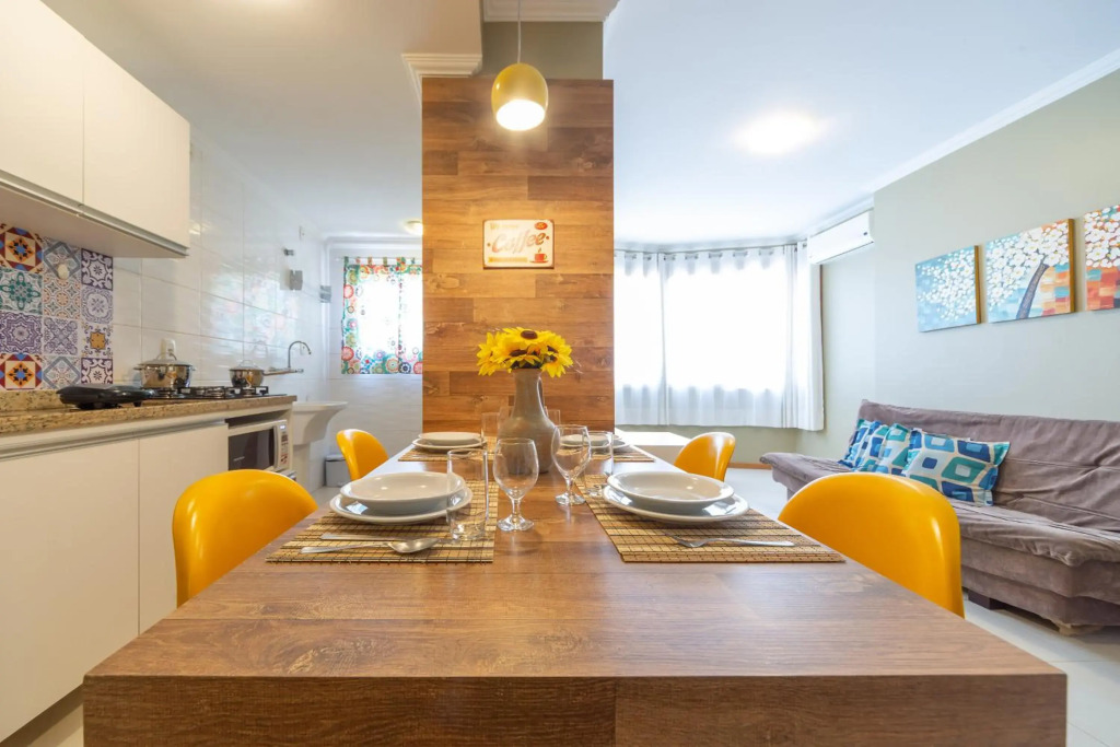 GRAMADO SOLAR REAL - 2 apts de 2 quartos no mesmo prédio, cada um comporta até 7 pessoas - IDEAL PARA GRUPOS - central - IDEAL PARA ANDAR A PÉ - nesta plataforma desde janeiro de 2015, oferecemos CREDIBILIDADE - seu PET é bem-vindo - GARAGEM COBERTA