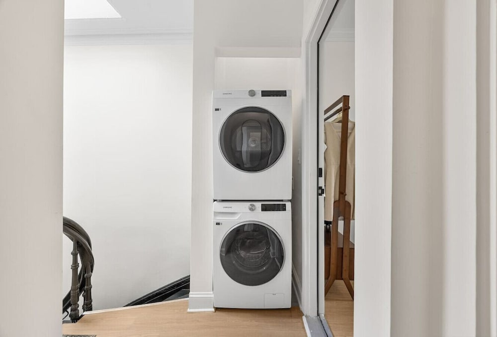 3 Bedroom Brownstone Near Subway & Columbia Uni