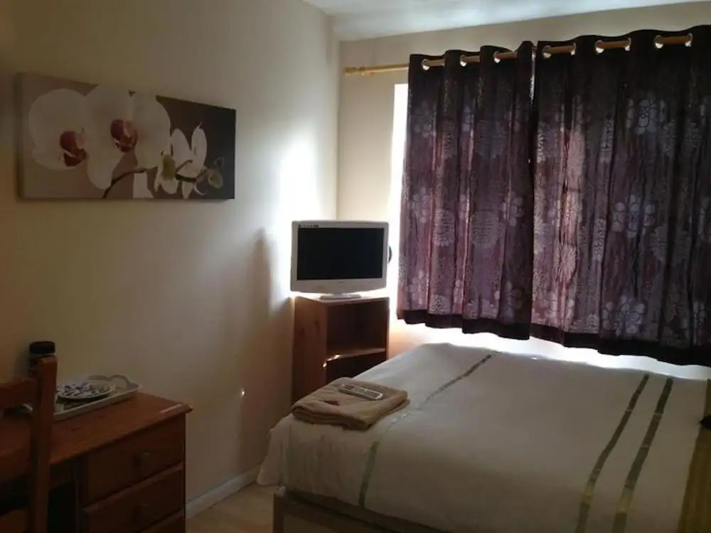 Double Room private shower room - deg-yr