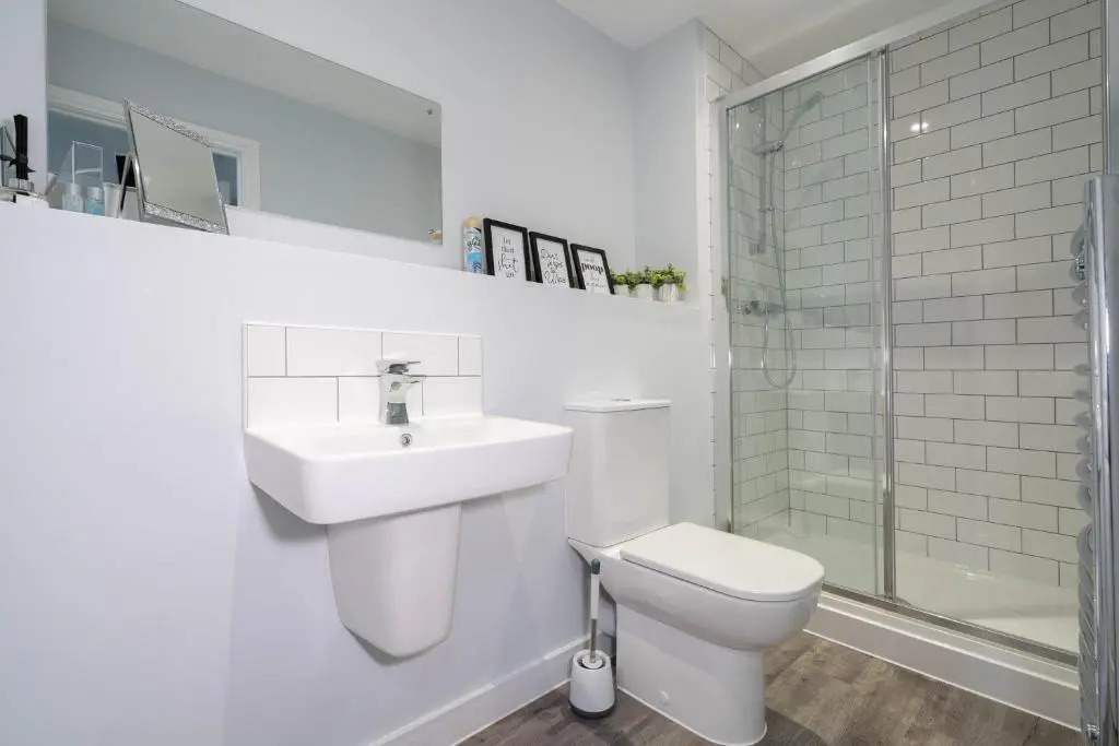 MAEVELA Apartments - Huge 7ft Emperor Luxury 2 Bed Apartment - With Parking - NEW BUILD - City Centre, Digbeth - ROOFTOP TERRACE - PS4 & Smart TV's