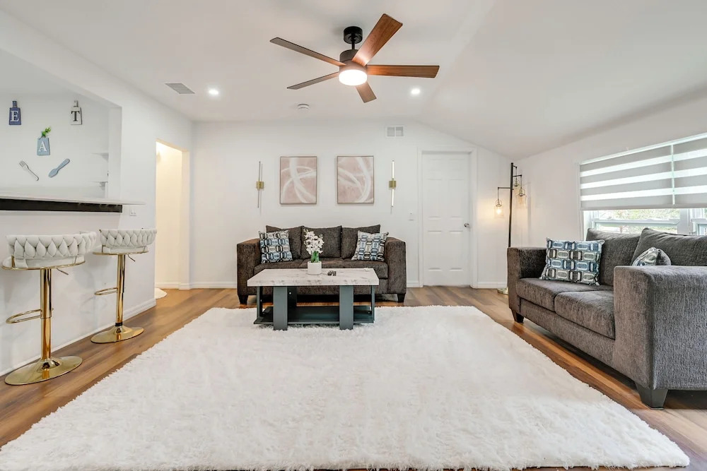 Central Tampa Oasis: Hot Tub & Huge Covered Deck