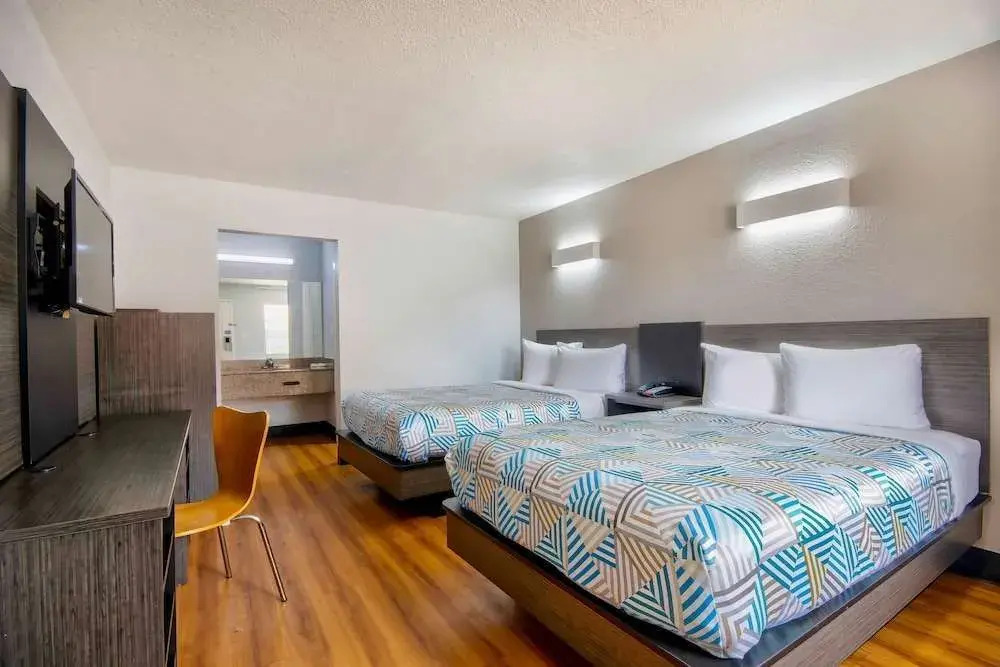 Econo Lodge Inn & Suites