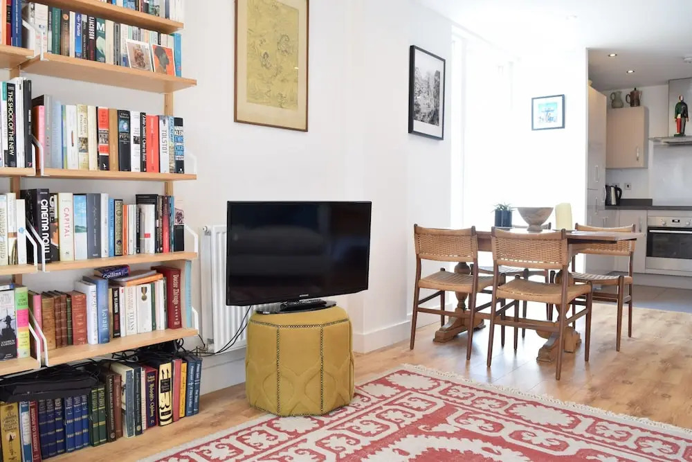 1 Bedroom Apartment With Balcony Near Regent's Canal