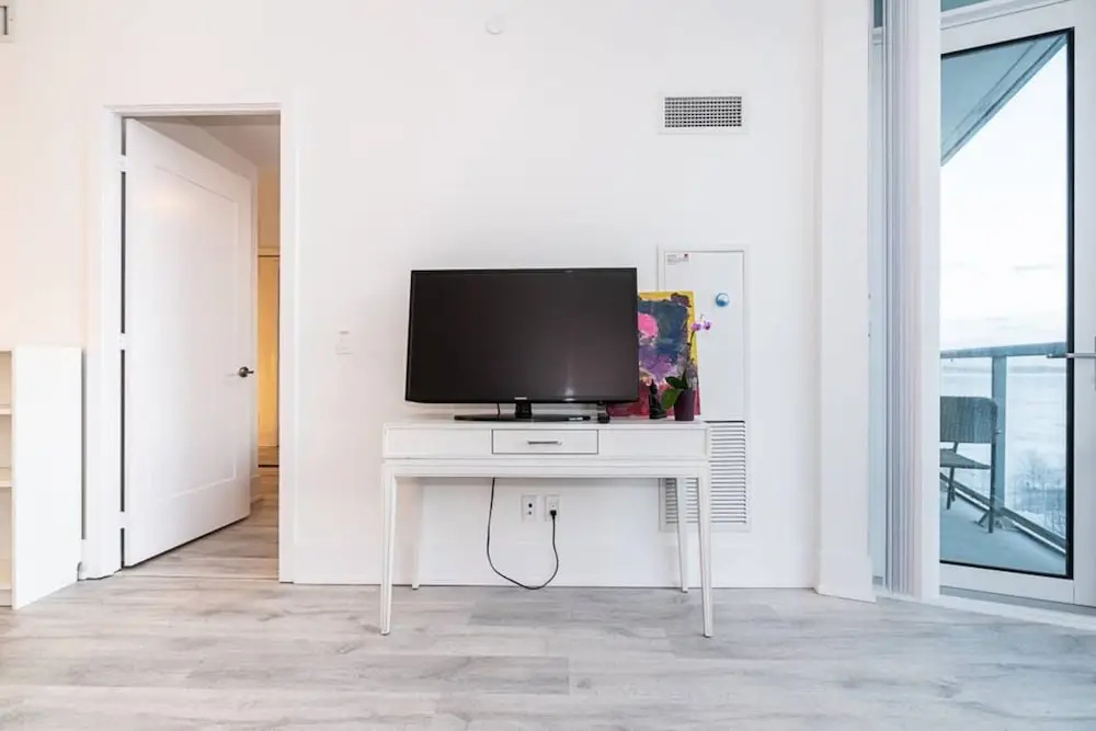Modern 1 Bedroom Condo With CN Tower Views
