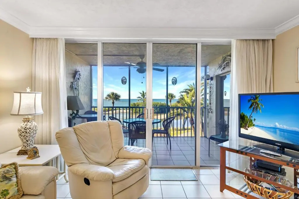 Sun Caper 208, Sleeps 6, Gulf Front, 2 Bedrooms, Elevator, Heated Pool