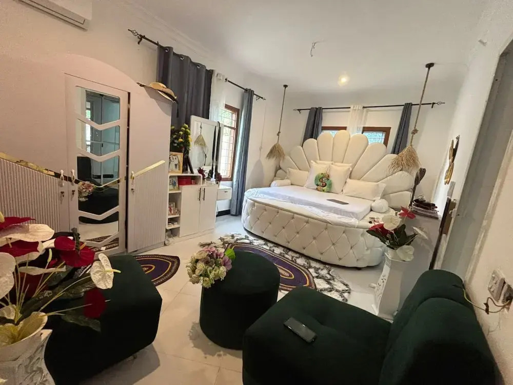 Malaika White House Apartment & Spa
