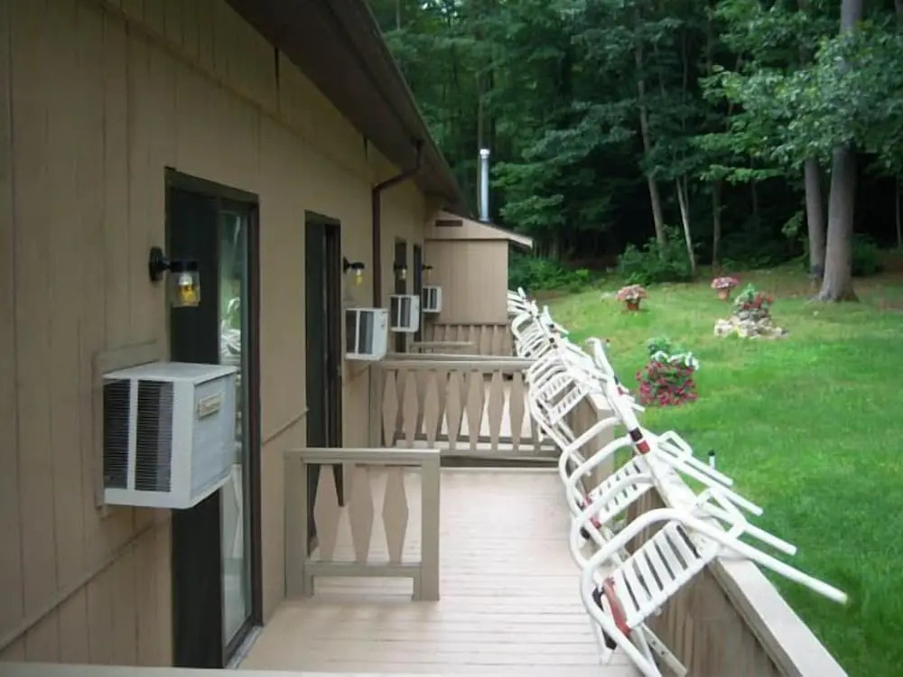 Tall Pines Motel