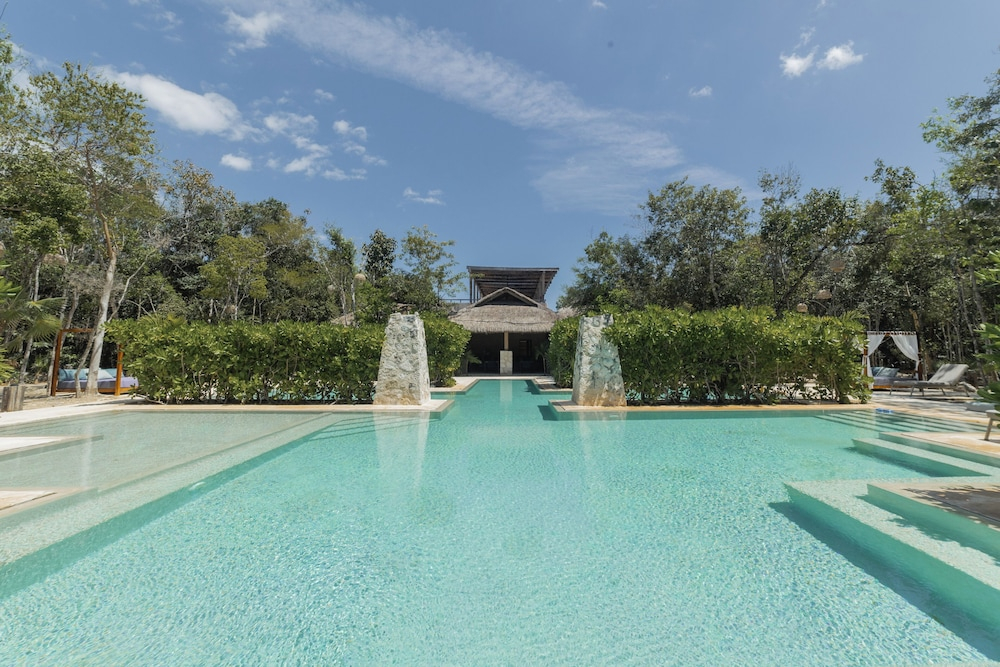 BT Homes - Tulum - Exclusiva villa de lujo con piscina, gym y pista de pádel