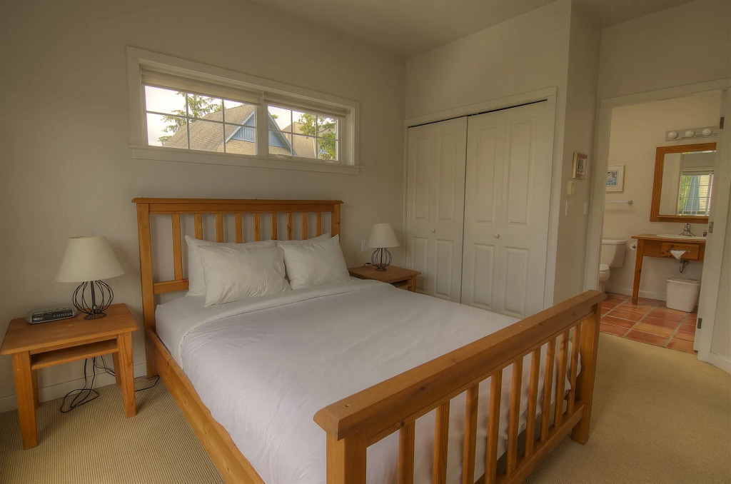 Waters Edge Shoreside Suites