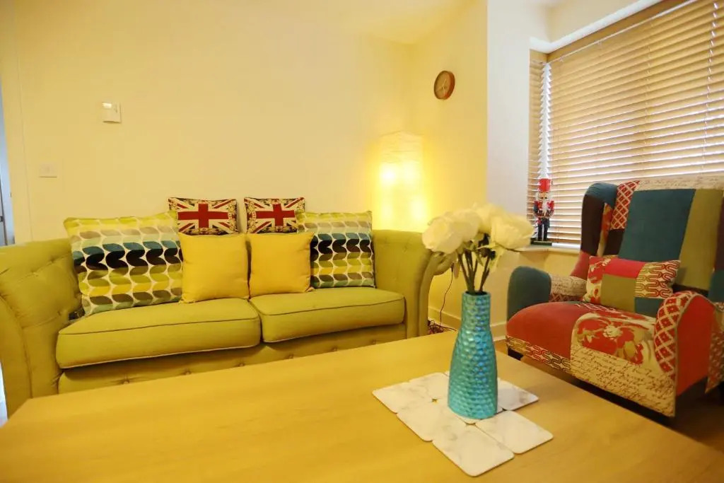 EasyTravel Luxury NEC/Airport 3 beds House
