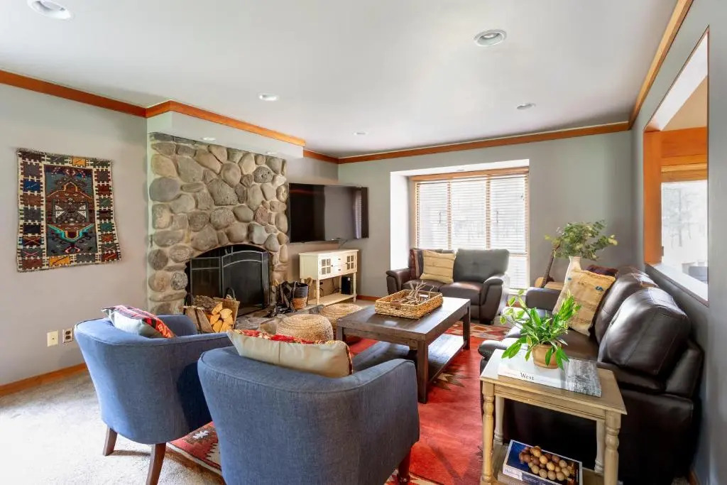 Skylight by Avantstay Elevated Mountain Home w/ Hot Tub, Billiards, Large Patio
